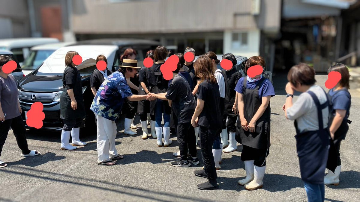 yasumotoshoyu's tweet image. 波平さんや目暮警部などでお馴染みの声優の茶風林さんがご来店くださいました🙌(個人的には大石警部が最高🤩)
話しを聞きつけたパートさんがわらわらと集まってきて、快く全員にサインと握手までしてくださいました😂
こんなに素敵な方が松江観光大使をしてくださって本当に嬉しい気持ちです😊