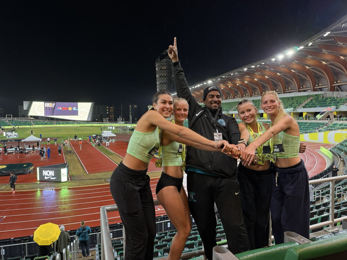 NIKE OUTDOOR NATIONAL CHAMPIONS 🏆🔥
Girls 4x800m | 1st Leg
🥇 National Title
📍Hayward Field

Santiago makes history.

#NON2025 #NationalChamps #4x800m #IntoTheStorm #HaywardMagic @NSAFmeet