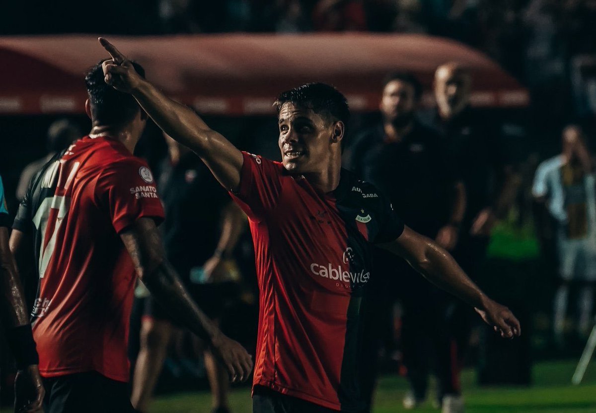 SaantiAAE's tweet photo. #Colon | Nicolás Talpone reaccionó en caliente y habló tras la derrota vs #Mitre, despertó rumores sobre su desconformidad con el público 
" Si no vienen a alentar mejor que no vengan, esta gente de mierda no suma ". 
🎙️Vía @DeportesSantafe. 🚨 https://t.co/byyR6KYpL2
