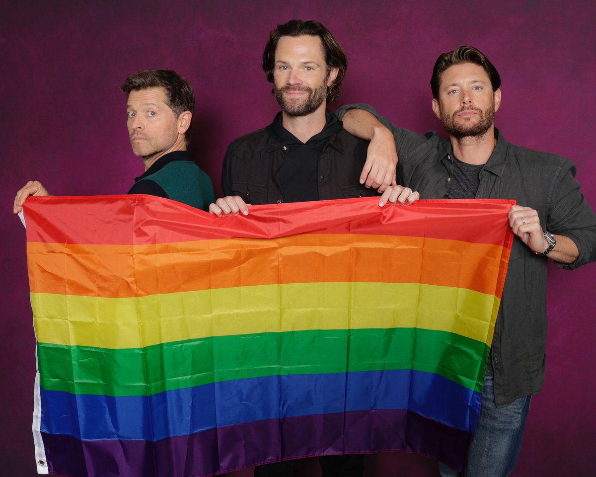 mishacollins's tweet image. Don’t just survive these dark times—be strong, fight on, stay loud, stand proud! (And we’ll stand with you.) #HappyPride #SPNFamily #Pride 

📸: @chrisschmelke