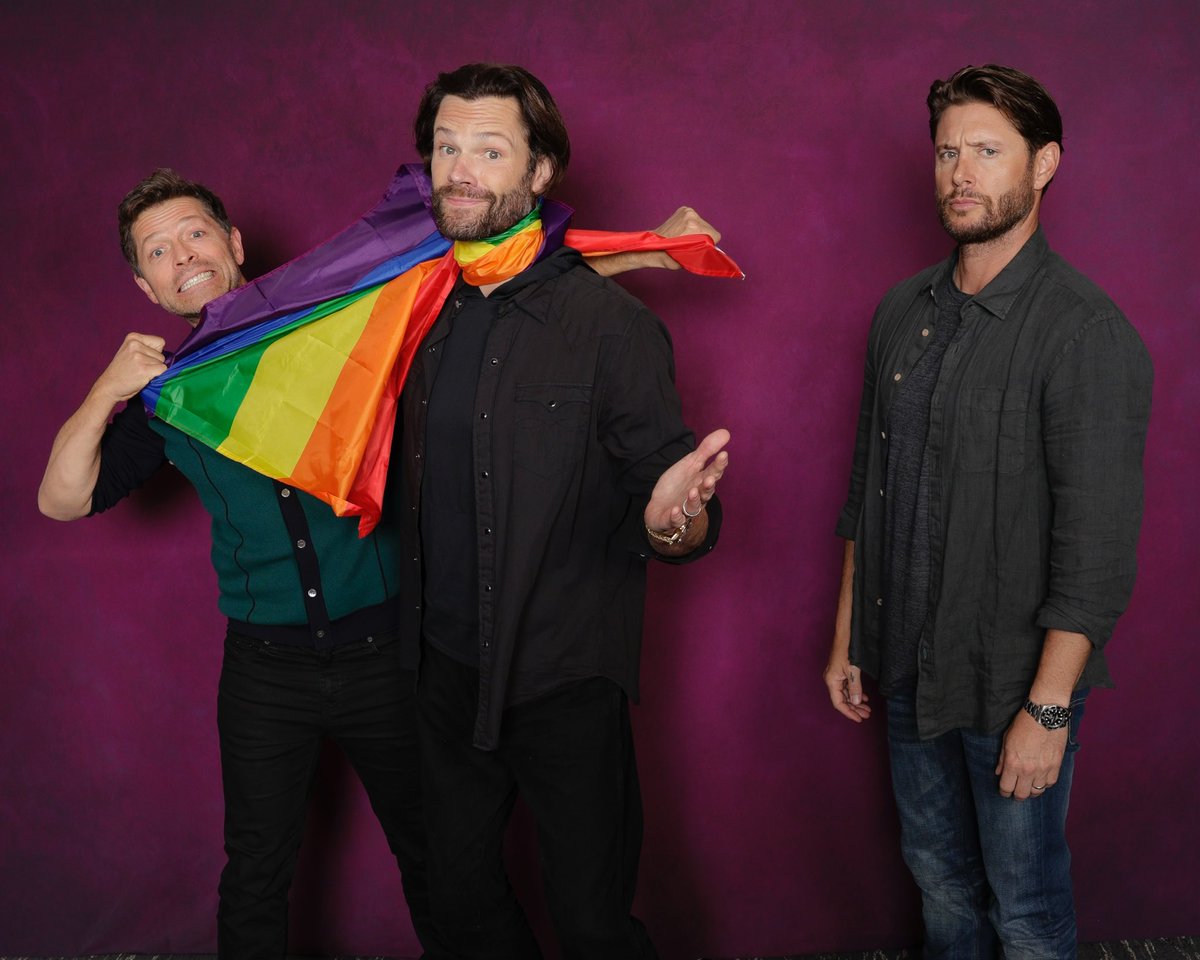 mishacollins's tweet image. Don’t just survive these dark times—be strong, fight on, stay loud, stand proud! (And we’ll stand with you.) #HappyPride #SPNFamily #Pride 

📸: @chrisschmelke