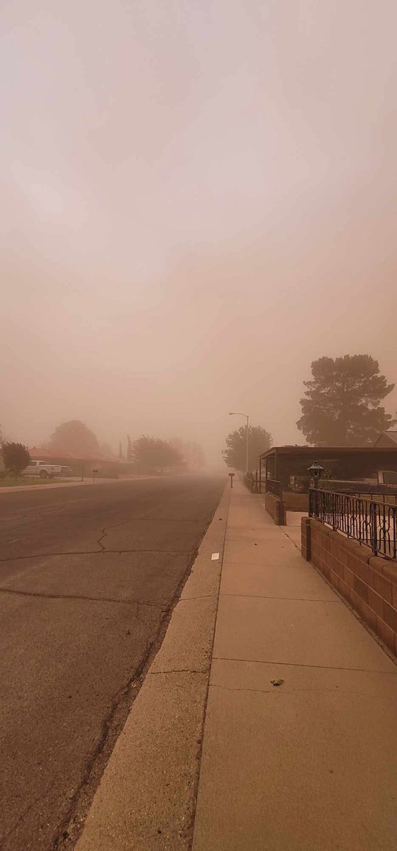 While we are seeing rain in El Paso, Deming got hit with a haboob! 
-📸: Adrian Rentería
