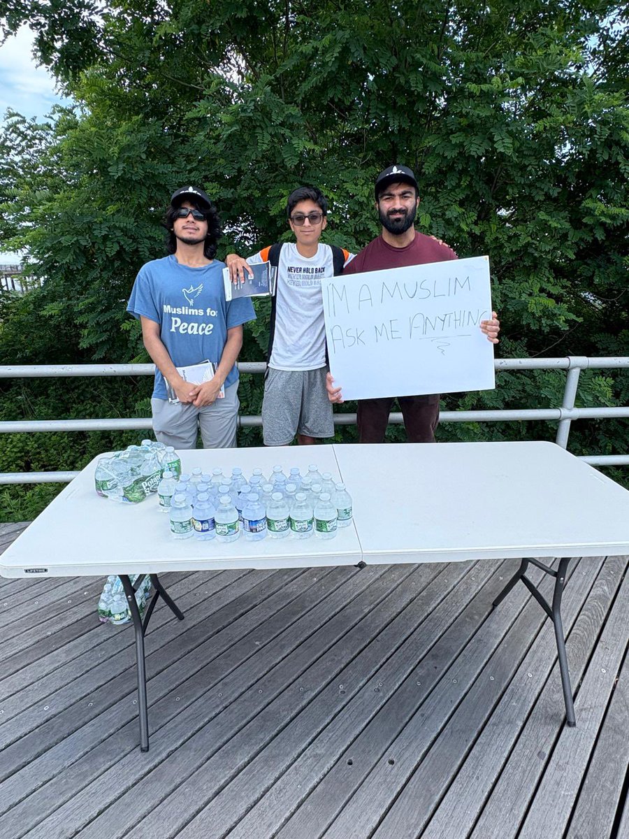 This past Sunday, our Muslim youth hit the streets of Staten Island and Brooklyn, spreading the message of peace to fellow New Yorkers. People had the chance to ask us questions about Islam, and all people were given free bottles of water.