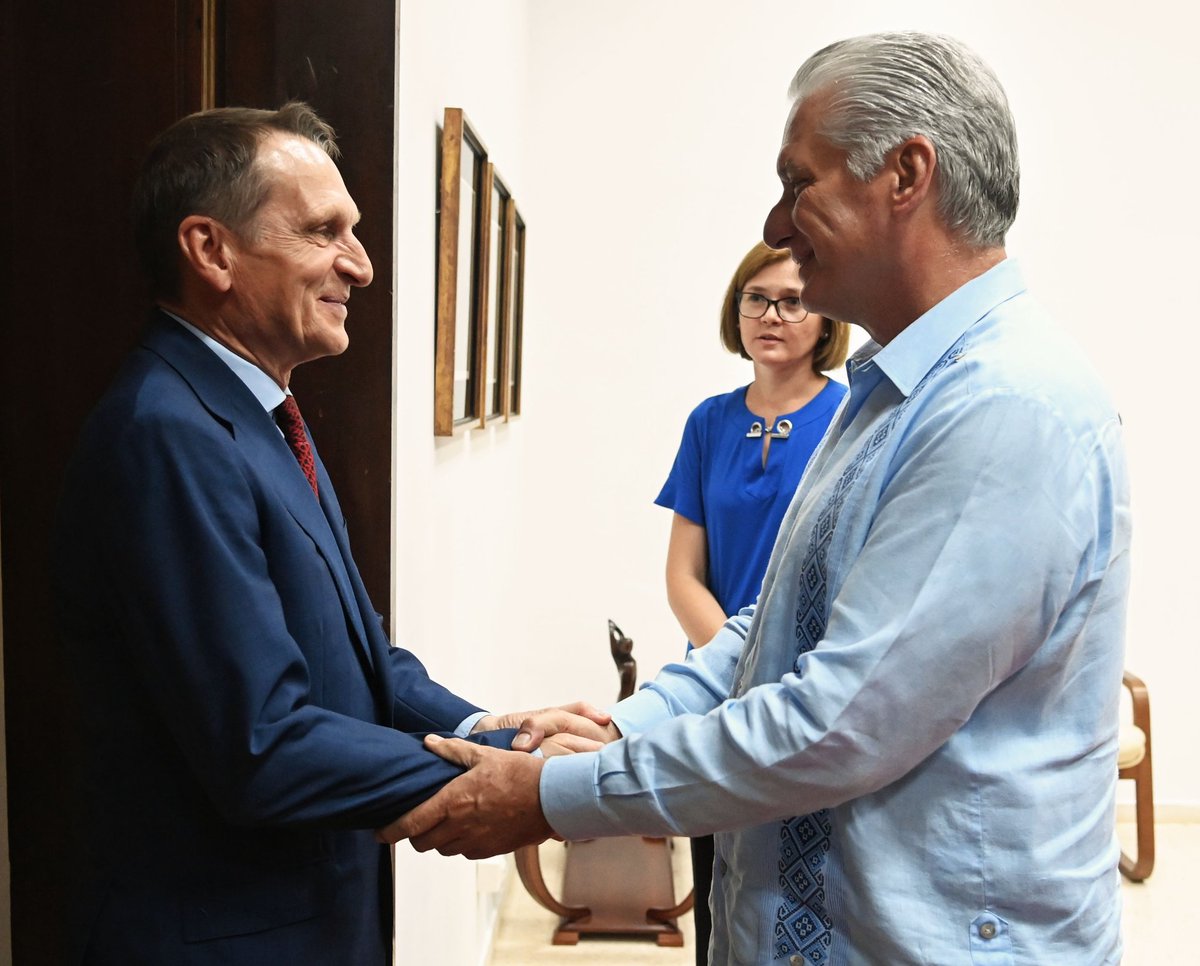 🇨🇺| «Para nosotros es un placer recibirlo en #Cuba», dijo el Presidente <a href="/DiazCanelB/">Miguel Díaz-Canel Bermúdez</a> al dialogar, en la tarde de este lunes, con Sergei Naryshkin, director del Servicio de Inteligencia Exterior, de la Federación de #Rusia.

🧵