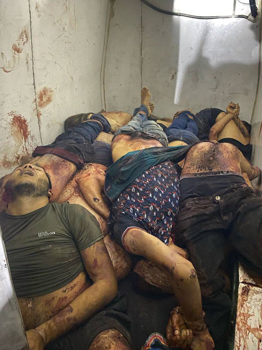 JaliscoRojo's tweet photo. En #Culiacán, Sinaloa en una furgoneta fueron hallados 16 cuerpos #DECAPITADOS y en otro punto encontraron otros 4 colgados en un puente, está más violenta la paz con abrazos de MORENA QUE LA GUERRA DE CALDERÓN. https://t.co/YI1klNJS18