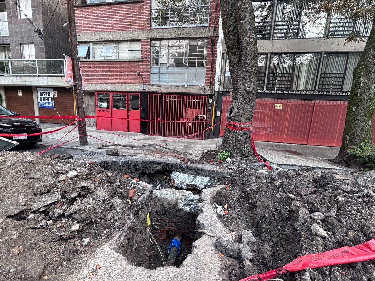 Es el acceso a mi casa desde hace 25 días, sin poder acceder a mi cochera,ni usar mi camioneta, con coladeras llenas de ese cascajo...sin que nadie nos pele, siendo ignorados por autoridades que se avientan la bolita. Pasa en el "mejor lugar para vivir" BJ, en la Del Valle