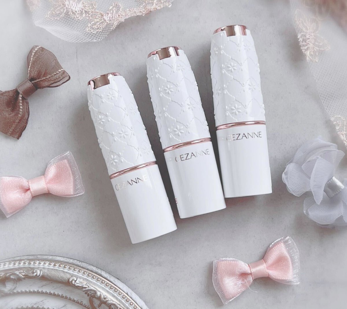 【新作速報📣】
セザンヌからまるで唇が5歳若返るリップ出ます🎉
縦じわ・くすみをなかったことにしてくれる、上品ふっくら美発色リップ💄これが715円は普通にヤバい…