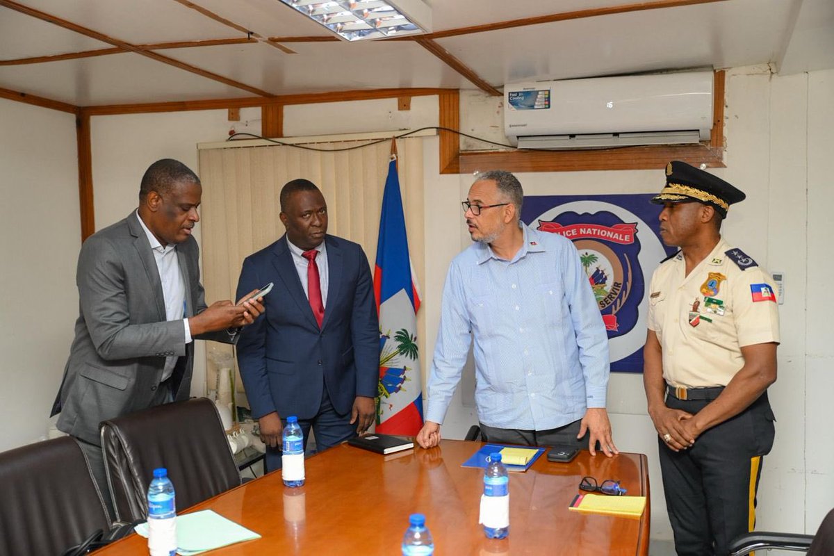 COMMUNIQUÉ DE PRESSE

Le Premier ministre en visite au siège de la PNH met le cap sur la sécurité et l’efficacité administrative

Port-au-Prince, le 30 juin 2025.- Le Premier ministre Monsieur Alix Didier Fils-Aimé s’est rendu ce lundi au siège de la Direction Générale de la