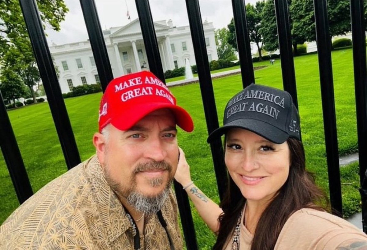 OffworldNarc's tweet photo. @SimpsonCael @seegrayw @Hung_Mung @ABC This is the Idaho shooter’s parents. https://t.co/XtdY2znZnl