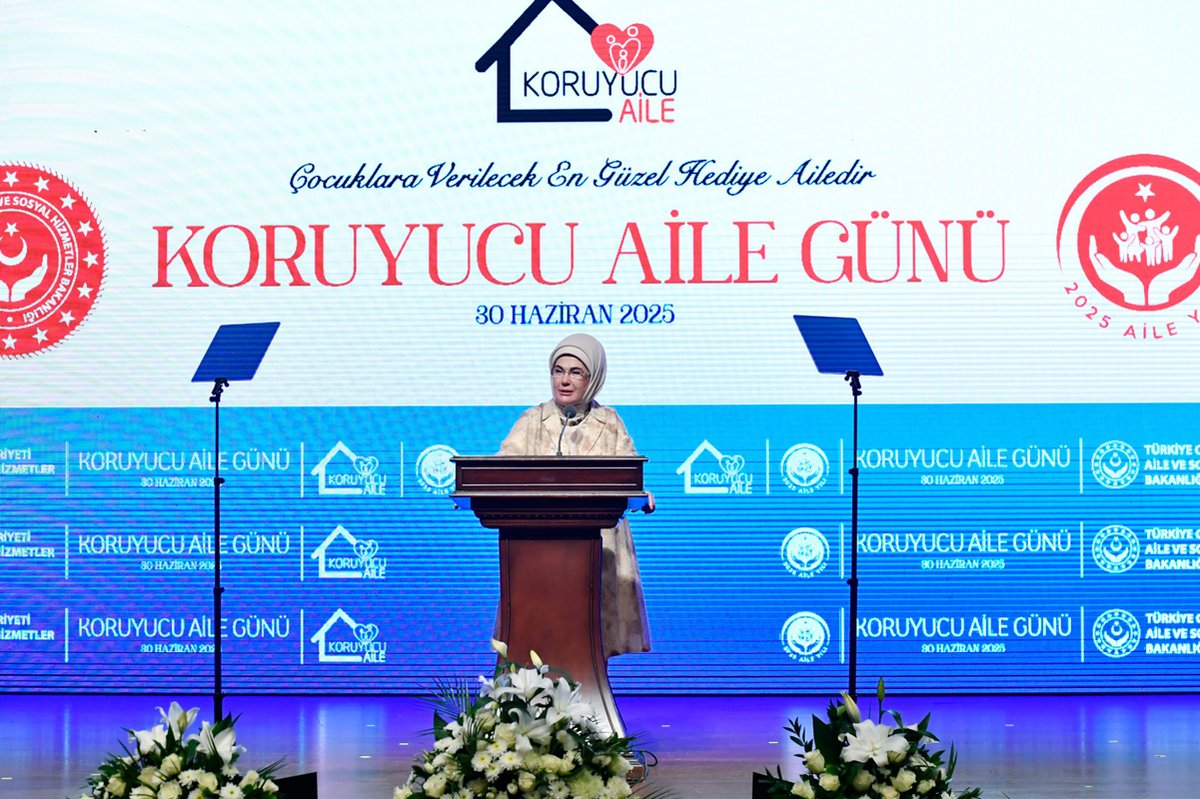 TCkahramanmaras's tweet photo. Sayın Emine Erdoğan Hanımefendi’den Koruyucu Ailede Öncü Şehir Kahramanmaraş’a Plaket

Cumhurbaşkanımız Sayın Recep Tayyip Erdoğan’ın eşi Sayın Emine Erdoğan Hanımefendi, Aile ve Sosyal Hizmetler Bakanlığı tarafından Cumhurbaşkanlığı Millet Kütüphanesi Konferans Salonu’nda düzenlenen “Koruyucu Aile Günü” programına katıldı.

Koruyucu Aile Günü’nü kutlamak üzere Sayın Emine Erdoğan Hanımefendinin teşrifleriyle düzenlenen programa, Aile ve Sosyal Hizmetler Bakanı Sayın Mahinur Özdemir Göktaş ile birlikte gönül elçileri olarak Dr. Selma Ünlüer Hanımefendi ve Vali eşleri katıldı.

Kahramanmaraş, bu alandaki öncü rolü ve güçlü gönüllülük yapısıyla Türkiye genelinde nüfusa oranla en fazla koruyucu aile başvurusuna sahip il olarak birinci sırada yer aldı.

Kahramanmaraş, Sosyal Dayanışmada Öncü Şehir

Toplumun dezavantajlı bireylerine sahip çıkan, her çocuğun sıcak bir aile ortamında büyümesine imkân tanıyan koruyucu aile sistemine yönelik duyarlılığıyla Kahramanmaraş, yıllardır süregelen sosyal dayanışma geleneğini sürdürerek bu konuda öncü şehirlerden biri olduğunu bir kez daha kanıtladı.

Gönüllülük esasına dayalı sistemde Kahramanmaraşlı hemşehrilerimizin gösterdiği örnek davranışlar ve sorumluluk bilinci, ülke genelinde takdir topladı.

Vali eşlerinin koruyucu ailelik konusunda toplumsal farkındalığın artması için çok emek verdiklerini, adeta “hayırda yarıştıkları”nın altını çizen Sayın Emine Erdoğan Hanımefendi, bu alanda öncü şehirler olan Kahramanmaraş, Isparta ve Hatay illerin vali eşlerine özel teşekkür plaketi takdim etti.

Program öncesi Sayın Emine Erdoğan Hanımefendi ve Aile ve Sosyal Hizmetler Bakanı Sayın Göktaş, 30 Haziran Koruyucu Aile Günü dolayısıyla hazırlanan fuaye alanındaki sergiyi gezdi.

Program kapsamında Aile ve Sosyal Hizmetler Bakanı Sayın Göktaş ve TRT Genel Müdürü Mehmet Zahid Sobacı da birer konuşma yaptı.

Programda, koruyucu ailenin yanında büyüyen bir gencin hazırladığı mektubunu okuduğu sırada bazı katılımcılar gözyaşlarına hakim olamadı. Kahramanmaraşlı koruyucu aile Yasemin Dertli ve Durdu Dertli çifti de günün anlamını taşıyan bir metni okudu.

Bugün Koruyucu Aile Günü’nü kutlamak üzere bir araya geldiklerini ifade eden Sayın Emine Erdoğan Hanımefendi ise konuşmasına Aile ve Sosyal Hizmetler Bakanı Mahinur Özdemir Göktaş’a, bakanlık çalışanlarına ve gönül Elçileri olarak 81 ilin vali eşlerine teşekkür ederek başladı.

Yüzlerce yıllık sağlam kökleri olan dayanışma kültürünün, bugün Koruyucu Aile Sistemi aracılığıyla devam ettiğini söyleyen Sayın Emine Erdoğan Hanımefendi, Koruyucu Ailesi ile yanındaki çocuk sayısının bugün itibarıyla 10 bin 657’ye ulaştığını ifade etti.

Sayın Emine Erdoğan Hanımefendi, Koruyucu Aile Sisteminin vatandaş ve devlet arasındaki en güzel iş birliklerinden biri olduğunu söyleyerek, şöyle konuştu: “Tüm vatandaşlarımız bilsinler ki çocuklarımız koruyucu aile yanına yerleştikten sonra da devletimiz elini onların üzerinden çekmiyor, eğitim masraflarından bakım masraflarına kadar çeşitli maddi destekler veriyor. Sosyal hizmet uzmanlarımız, karşılaşılabilecek her güçlükte ailelerimizin yanında yer alıyor. O nedenle koruyucu ailelerimizden, bu konudaki farkındalığın artması için destek olmalarını rica ediyorum.”

Koruyucu ailelerden bu konudaki farkındalığın artması için destek olmalarını rica eden Sayın Emine Erdoğan Hanımefendi, onların tecrübelerini çevreleriyle paylaşmanın çok önemli olduğunu belirtti.

Sayın Emine Erdoğan, “Gelin, bilhassa ‘Aile Yılı’ ilan ettiğimiz bu seneyi, her çocuğun bir aile yanında yeni bir başlangıç yapacağı bir milat yapalım. Çocuklar kalplerinde derdi, kederi değil, neşeyi, sevinci taşısın. Evlerimiz, Sevgili Peygamberimizin ‘en hayırlı ev’ diye övdüğü evlerden biri olsun, inşallah” diye konuştu.

TRT Belgesel’de yayınlanacak olan “Ailem-Candan Yakın Kalpler”in kısa tanıtım filminin gösterisinin yapıldığı programda, Çocuk Evi’nde yetişen Merve Başoğlu ve kardeşi Muhammed Başoğlu ile Cumhurbaşkanlığı Çocuk Orkestrası ve Korosu’ndan oluşan bir grup da müzik dinletisi sundu.

Sayın Emine Erdoğan Hanımefendi’nin, Aile ve Sosyal Hizmetler Bakanı Sayın Göktaş ve İçişleri Bakanı Ali Yerlikaya’nın eşi Hatice Nur Yerlikaya Hanımefendi ile koruyucu ailelik çalışmalarında öne çıkan Kahramanmaraş, Isparta ve Hatay’da ve “Gönül Elçileri” olan vali eşlerine plaket takdim ettiği programda, ailelerle hatıra fotoğrafı çekildi.

Program, “Ailem-Candan Yakın Kalpler” belgeselinin ilk bölümünün izlenmesinin ardından sona erdi.

#KoruyucuAile
#Kahramanmaraş
#GönülElçileri
#EmineErdoğan
#SosyalDayanışma
#AileVeToplum
#TürkiyeYüzyılı
#AileYılı