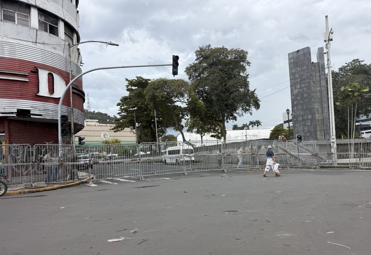ElGallinazo's tweet image. Regresamos a las vallas afuera del Dinasty…
