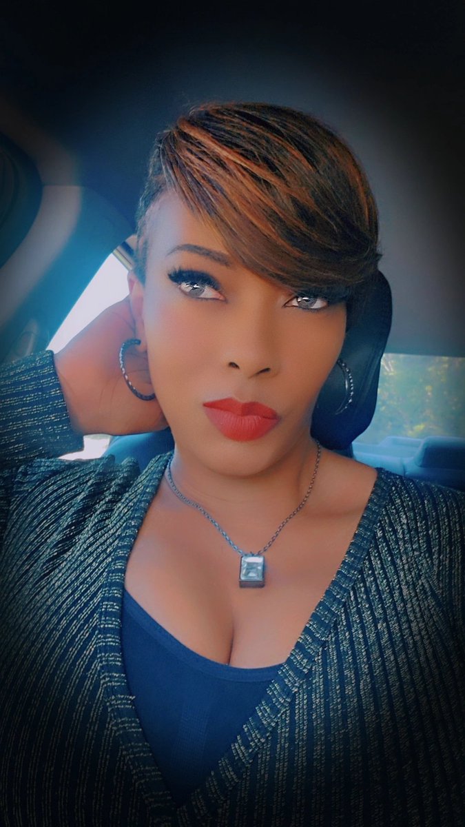 FirstLadyFlex's tweet photo. Sundays are like confetti for the soul. 
The perfect day to be cute and content. ✨🖤️👑💋💕 https://t.co/bJ0bhQGFVr
