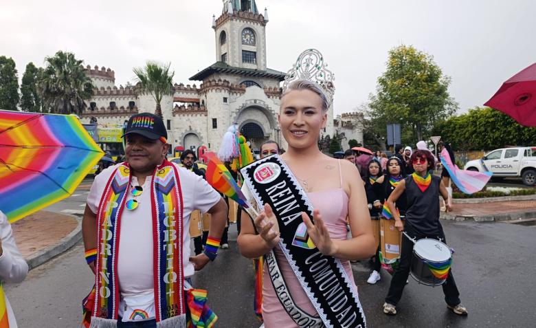 Pese a la lluvia que cayó durante la tarde del sábado, el Desfile del Orgullo LGBTI se desarrolló con entusiasmo en la ciudad de #Loja. Miembros de la comunidad, junto a simpatizantes recorrieron las principales calles del centro con coloridos atuendos, banderas y pancartas.