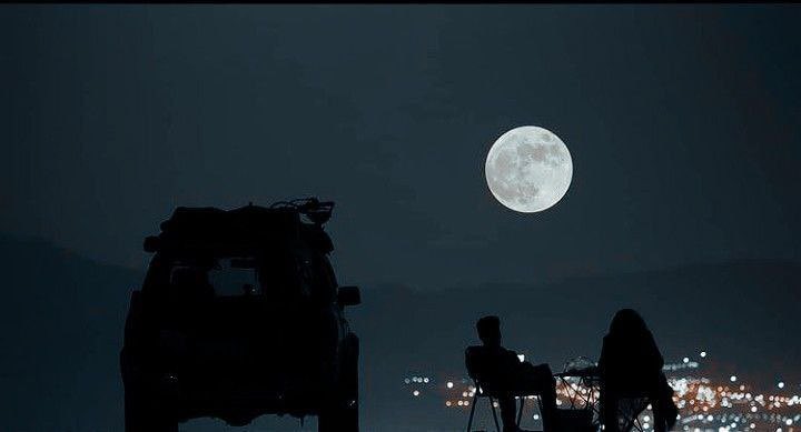 Değişir yönü rüzgârın
Solar ansızın yapraklar;
Şaşırır yolunu denizde gemi
Boşuna bir liman arar;
Gülüşü bir yabancının
Çalmıştır senden sevdiğini;
İçinde biriken zehir
Sadece kendini öldürecektir;
Ölümdür yaşanan tek başına,
Aşk, iki kişiliktir.