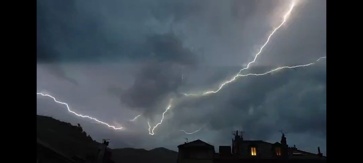 Fends_la_bise's tweet photo. Bel #orage à #grenoble ce soir, entre deux cagnards ⛈️🌩️ t'as vu ça @RaphaelQuenard ?! @Meteovilles @KeraunosObs @MeteoIsere @MeteoAlpes https://t.co/VzrRBsmnd8