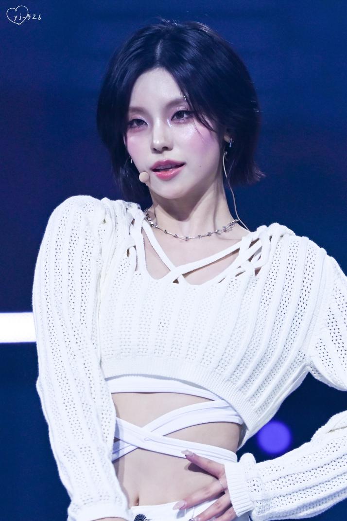 itzythink3r's tweet image. whoever had the idea to give yeji a bob needs a raise