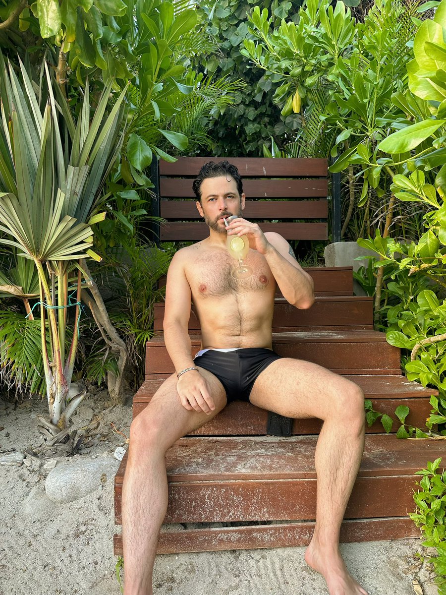 Me siento amado, afortunado, seguro, entero y feliz! Si se me concede un deseo ojalá venga en forma de salud y abundancia para seguir contando y creando historias. Les deseo las cosas más bonitas del mundo! Gracias por estar y dejarme ser parte
Feliz cumpleaños a mi! #WPuntaMita