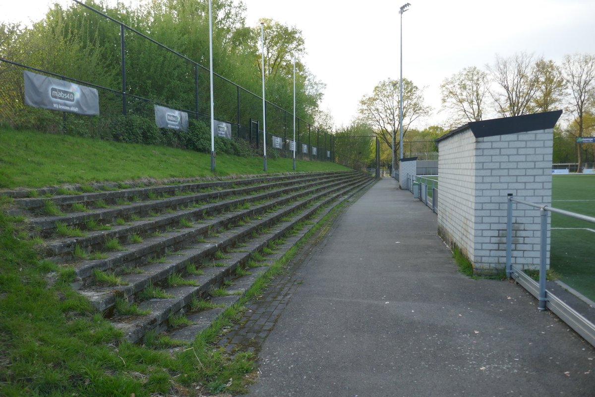 De_Dwarslat's tweet photo. Sportpark De Varenbeuk, Heerlen.
Vandaag viert Heksenberg-NEC het 1e lustrum.
Ik las ergens dat hier ooit een voetbalclub "Polonia" heeft gevoetbald. βοΈ π΅π±
#BOTD #heksenberg #heerlen #heerlerheide #polonia #limburg #groundhopping https://t.co/khAu0XyzKa
