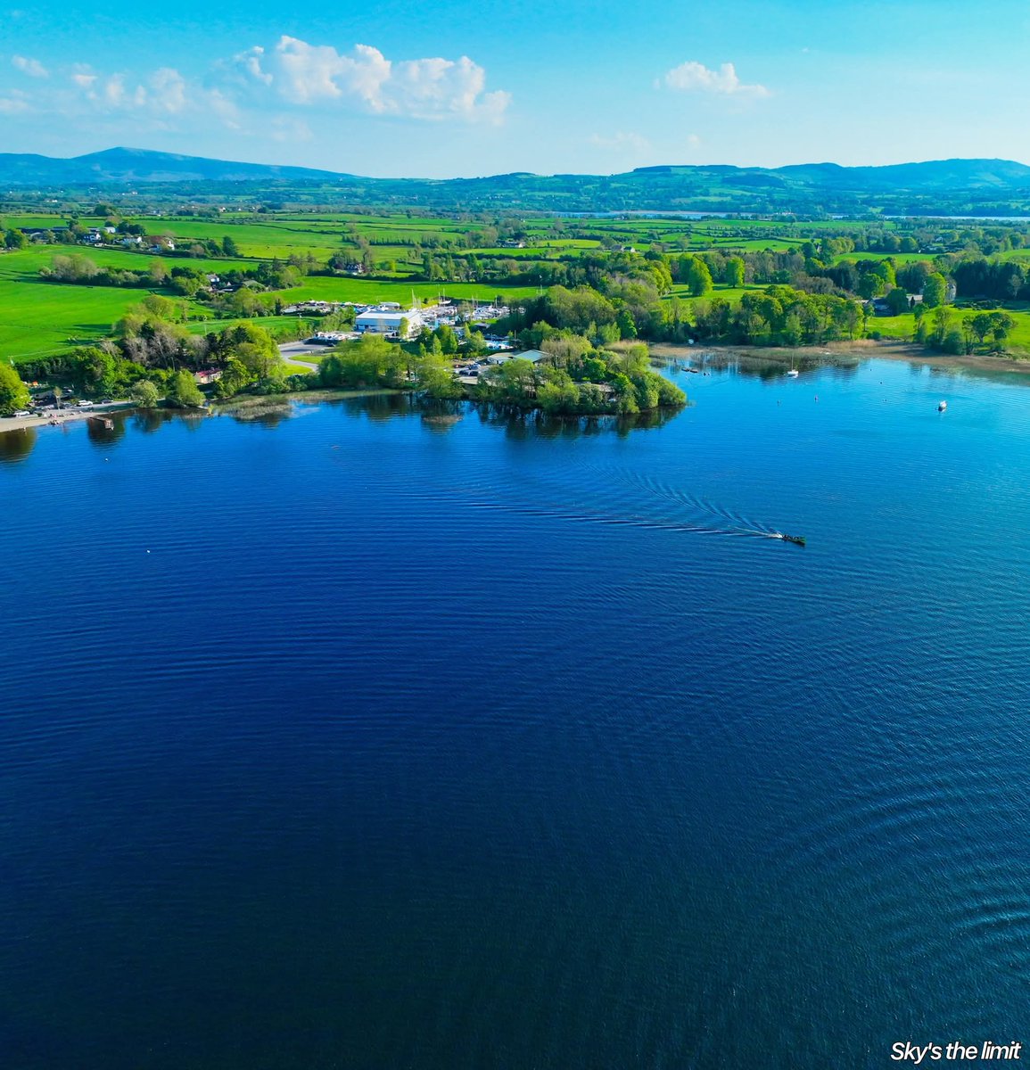 ThisIsIreland3's tweet image. 📍Lough Derg, Dromineer, Co. Tipperary, Ireland 🏞️🇮🇪

📸 Sky&apos;s the limit (FB)

#keepdiscovering #tipperary #loughderg #ireland