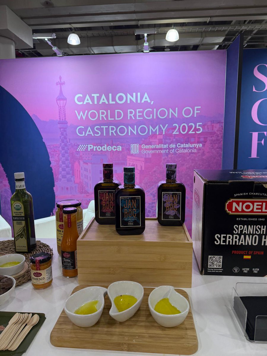 📌 We are present at the Summer Fancy Food Show in New York, where 14 Catalan companies are promoting fine foods to the US market

🍅 The program includes a live demonstration by chef Alba Sunyer of one of Catalonia’s most emblematic dishes: pa amb tomàquet (tomato bread)
