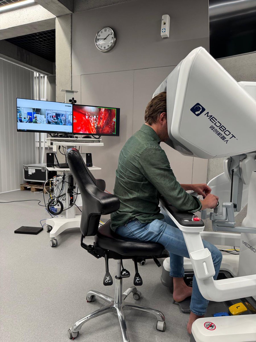 Ruben_De_Groote's tweet photo. A patient being operated with no surgeon operating in the OR???

🌎 TELESURGERY is real and already here! I shook my patient’s hand virtually
@surgquest @orsiacademy @geertdenaeyer @alexmottrie https://t.co/qtBiyqc3eF
