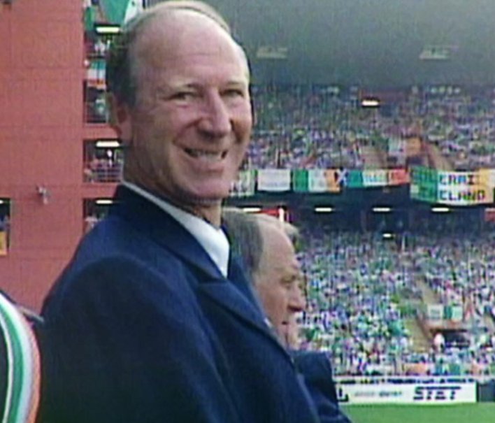 #Italia90
🇮🇹🇮🇪 faltam 0'
Jack Charlton está a deixar a palestra no Olímpico, em Roma, e deixa-se perturbar pela cantoria de Pavarotti.
- Shut the f*** up!
- É o Pavarotti, não pode mandar calá-lo (diz-lhe alguém da Irlanda)
- Never f¨***** heard of him'