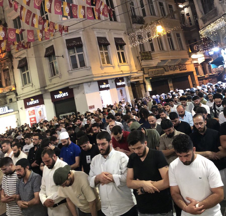 Vallahi kazanamazsınız… Abdestini alıp sokağa çıkan bir milleti nasıl yenebilirsin ki 

Leman Kapatılsın
 #lemandergisikapatılsın