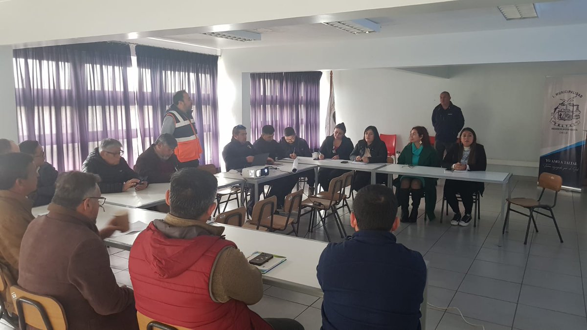 Senapred's tweet image. En el marco del proyecto binacional (PNUD #AdaptaClima Chile-Ecuador) del sistema de alerta temprana por #aluviones, equipo de #SenapredAntofagasta participó en reunión informativa dando a conocer aspectos de la planificación del #Simulacro por remoción en masa en la comuna de…