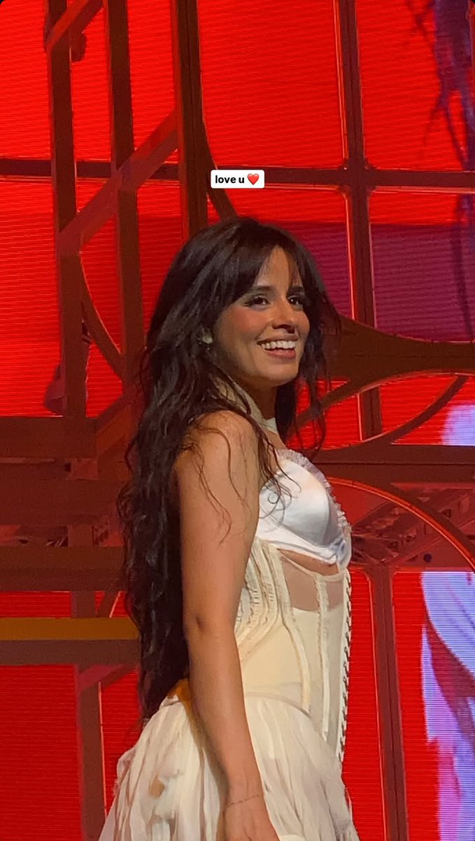 SolarSquad__'s tweet photo. A mais linda do mundo 😍 

#YoursCTour 
Foto de @milatheboat https://t.co/ku54pamDmS