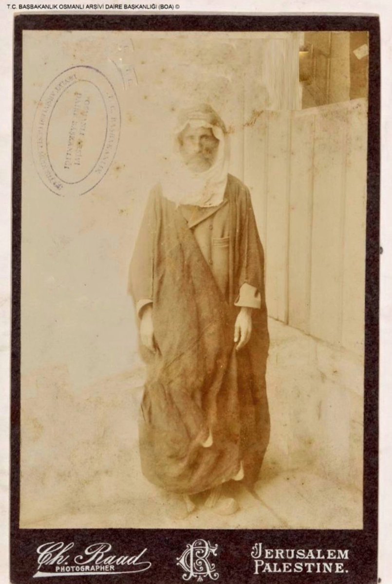 صوره للشيخ سليم بن عبدي ابو ربيعه رحمه الله شيخ #الظلام من بلي، حكمت عليه الدوله العثمانيه سجناً غيابياً مدته 15 عام بسبب عصيانه وقد قيل عنه "هذا القاتل من أشد قطاع الطرق شراً ووحشية في المدينة، وقد رفع عن المدينة ظلم ملموس بعقوبته".