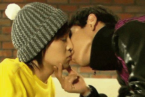 npomvtt's tweet image. Kpoppers crias de 4th/5th gen reclamando do Pepero game, enquanto isso os idols de kpop da 2nd gen em uma apresentação/esquete aleatória: