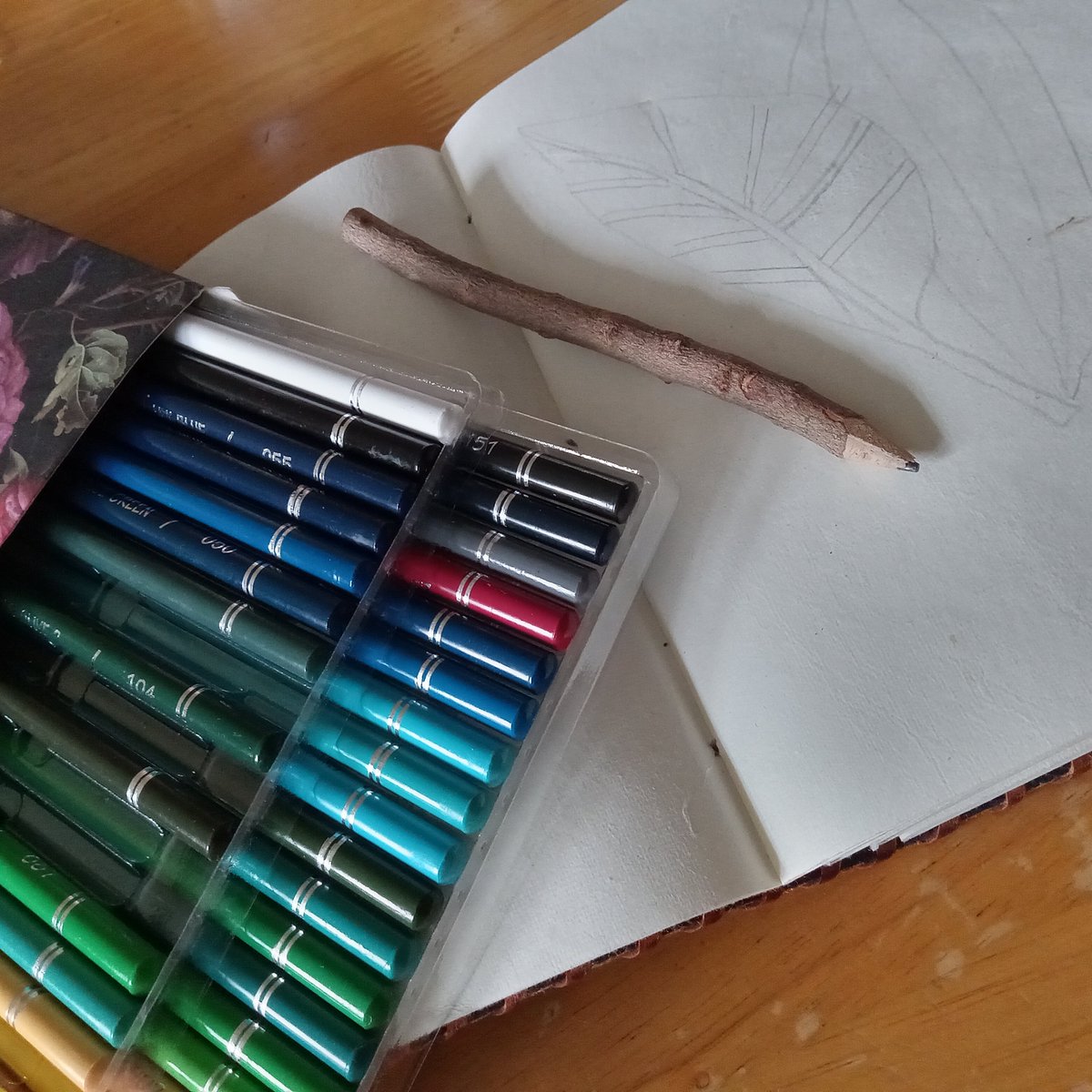 JARose72185216's tweet image. Feel like doing some drawing. But what? 🤔 🎨