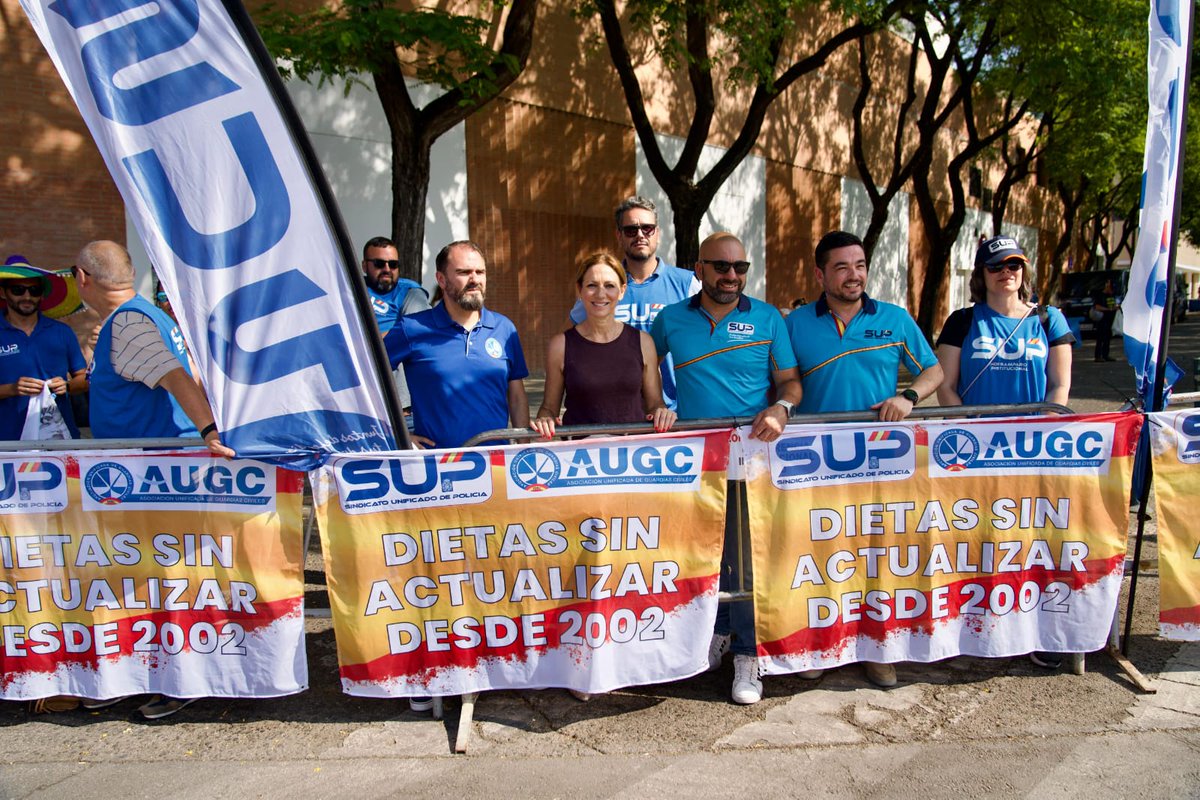 El SUP y AUGC todo el día protestando por las Dietas en Sevilla
En la mañana concentración en el Palacio de Congresos
En la tarde hemos repartido agua a los compañeros 
Y en la noche nos hemos acercado a la cena de mandatarios de la ONU
Nos van a tener hasta en la sopa
