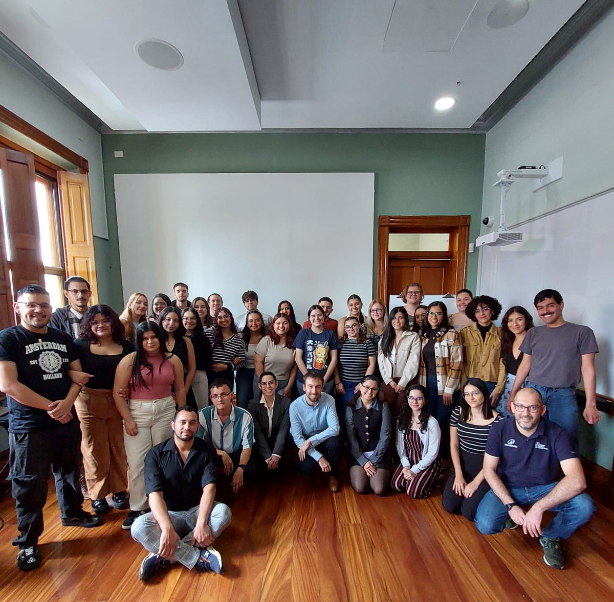 🇫🇷Este viernes tuvimos el placer de recibir en la Alianza Francesa de Costa Rica a  los asistentes de idioma seleccionados para viajar a Francia para el  curso lectivo 2025-2026, programa promovido por el Ministerio de  Educación Nacional de Francia.
<a href="/FEI_sevres/">France Éducation international</a> 
<a href="/FranceCR/">France au Costa Rica</a>