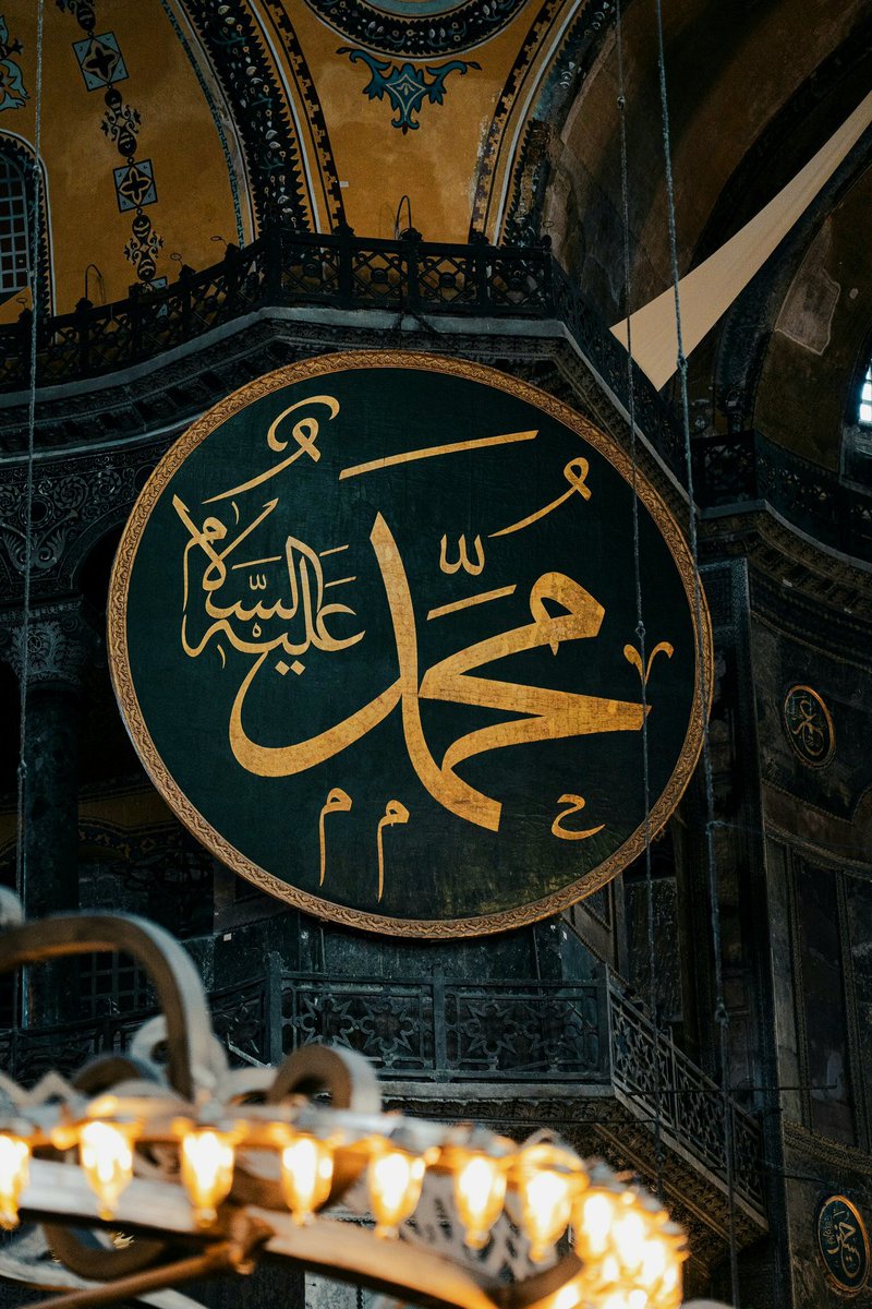 "Anam babam sana feda olsun ya Resulullah" şiarı ile büyütülmüş bir toplumu fazlası ile haddinizi aşarak zorluyorsunuz...
#lemandergisikapatılsın 
#Islam 
#Muhammed 
#peygamberimizonurumuzdur