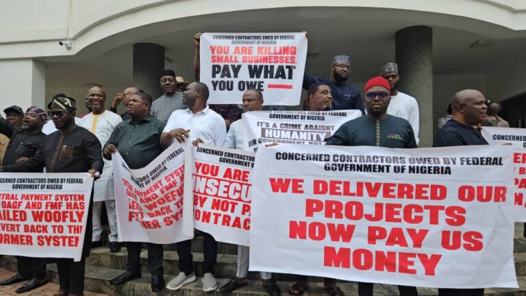 Naijablog_Daily's tweet image. Local Contractors Protest Unpaid Bills in Abuja, Demand Tinubu’s Urgent Intervention.
#tinubu #localcontractors #protest 

naijablogdaily.com/local-contract…