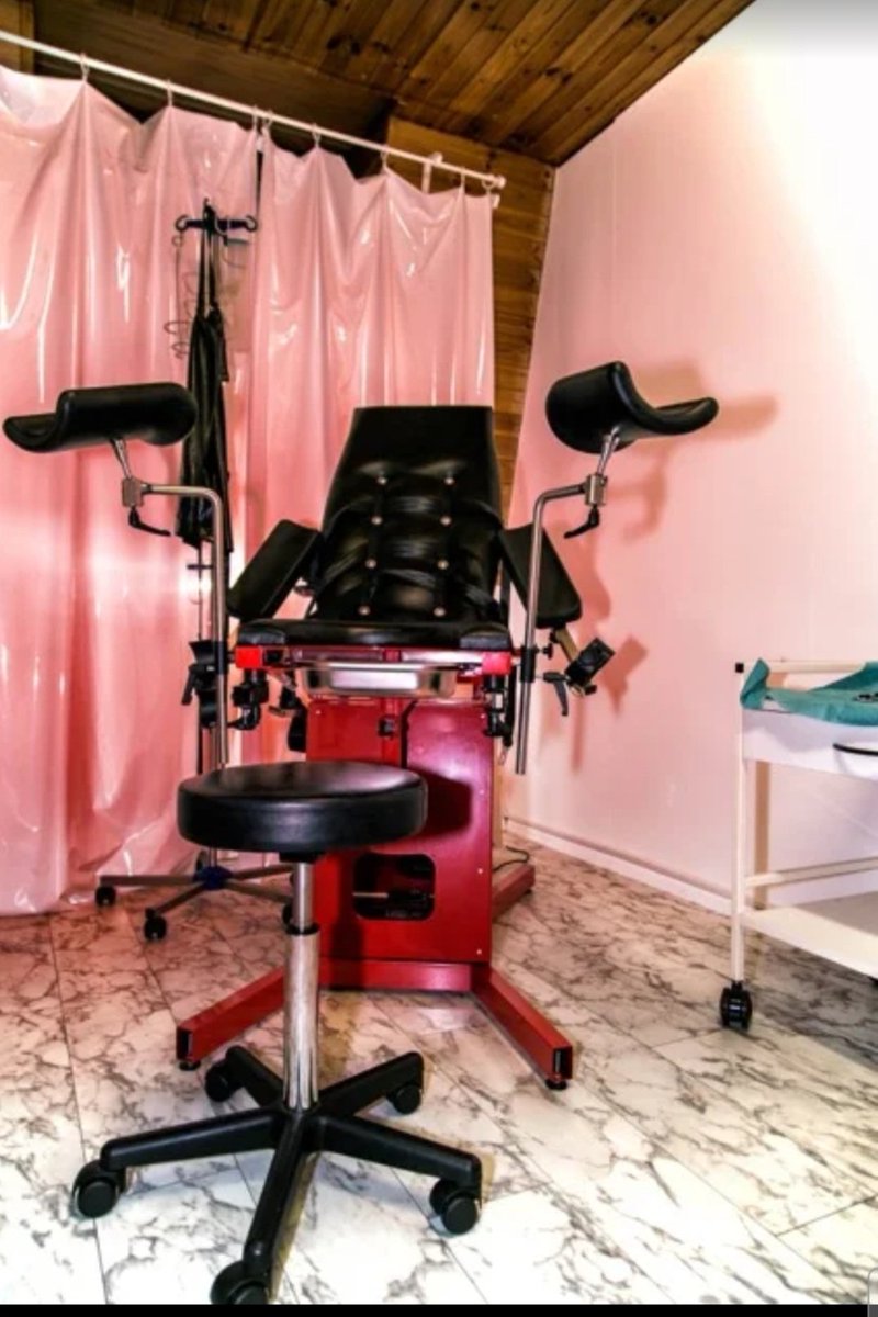 Für alle, die medizinische Rollenspiele lieben – kalt, klar und voller Spannung.

Du liegst. Ich leite. Kein Entkommen.

Schreibe mir privat, wenn du dich fallen lassen willst… und bereit bist, untersucht zu werden.