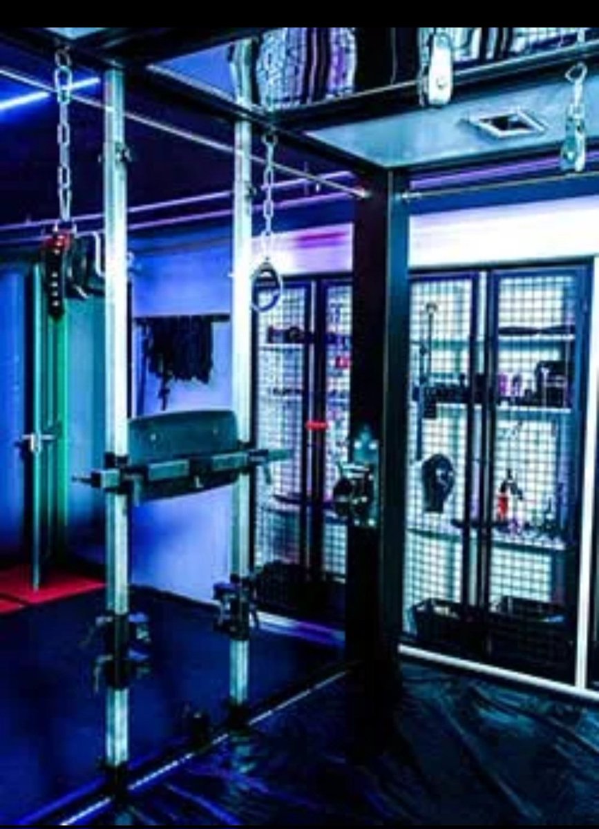 Willkommen im Raum, in dem du nichts kontrollierst.

In meinem Studio ist alles vorbereitet: für Fesselung, Führung, klare Grenzen.
Ob zart oder hart – deine Rolle ist klar: gehorchen.

Nur für Mutige.
Schreib mir privat, wenn du bereit bist, dich führen zu lassen.