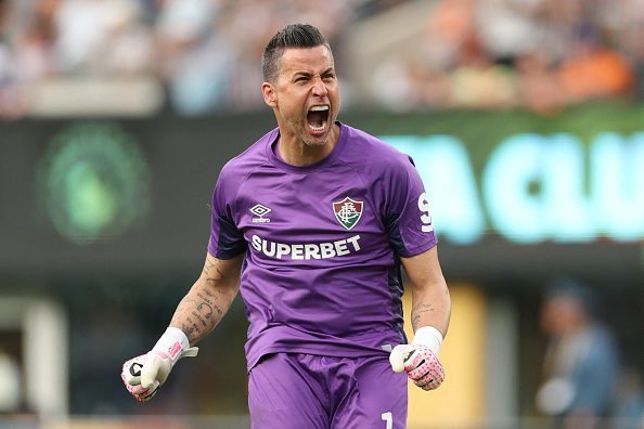 OficialSala12's tweet photo. Satisfatório ter visto toda a carreira (e que carreira) desse goleiro. 

O Fábio é uma LENDA do futebol. https://t.co/Xfzhc8tWY2