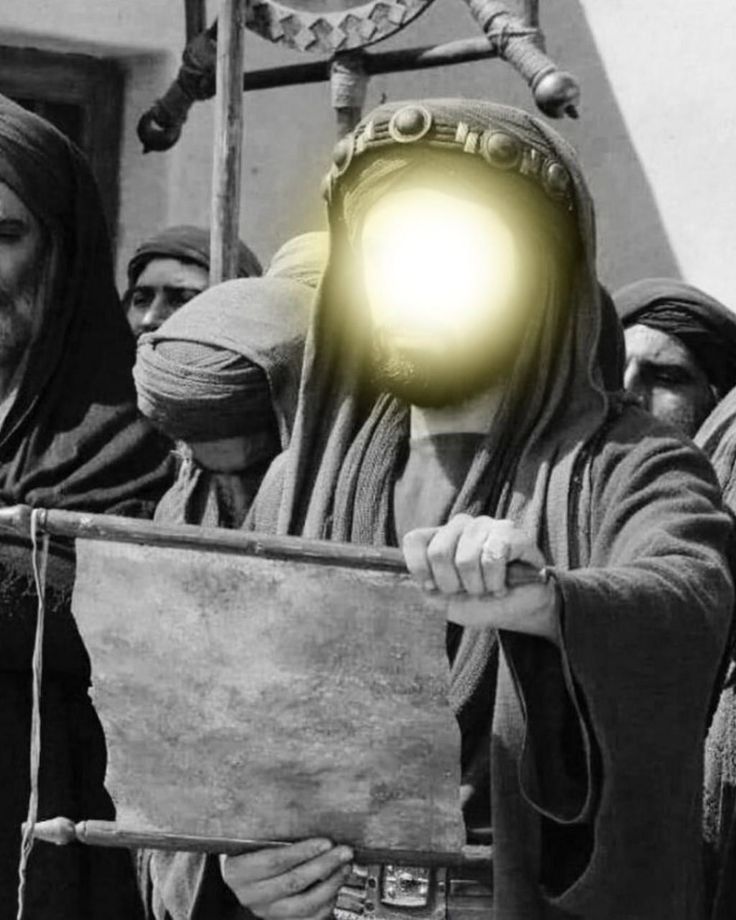 مسلم بن عقيل كان أول من أدرك خذلان الأمة وعرف أنها أمة بلا كلمةأدرك منذ اللحظة الأولى أنها أمة مقيدة في اقوال عالية السقف لاتناسب ضعفها يتحدثون عن النصرة لكن قلوبهم معلقة بالدنيا استشهد مسلم وهو يعلم أن القوم قد خذلوه لكنه مضى ثابتًا شامخًا لم ينكسر قلبه مضى إلى الموت مرفوع الرأس