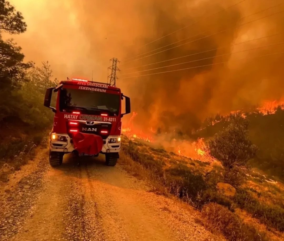 Hatay'da depremin ne kadar büyük olduğunu ülkenin anlaması 2 3 gün sürmüştü. Şimdi yangının büyüklüğünü anlatmak için çırpınıyoruz. Hep aynı senaryolarin içinde çırpınıp duruyoruz lütfen bize ses olun. Acil çevre illerden Hatay'a destek lazım..
#AntakyaYanıyor 
#HATAYYANIYOR