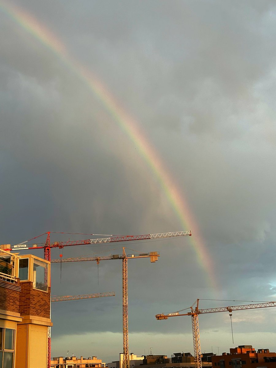 myzykyn's tweet image. Days disappeared but I have not stopped any project, all currently underway🧑🏻‍💻. I am currently working thoroughly on a portfolio of a business brand of my best friend (when I finish it, if he allows me, I will share it with you here)

With these views we close the day 🌈