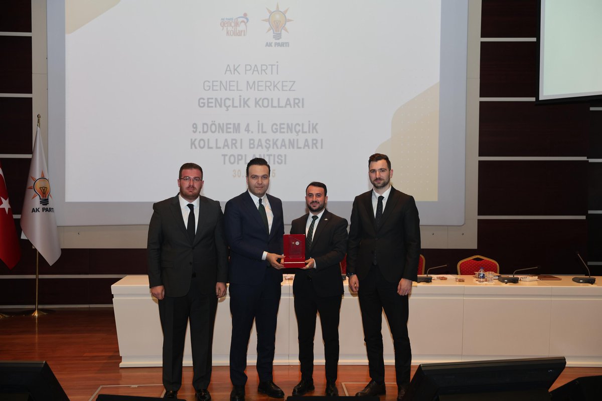 Bu gurur hepimizin! 🏆 🥇

Üye çalışmalarında Türkiye 1.’si olduk!
Başarı plaketimizi, GM Gençlik Kolları Bşk. <a href="/avyusufibis/">Yusuf İBİŞ</a> , İl Gençlik Kolları Bşk. <a href="/mrtgul34/">Murat Gül</a>’e takdim etti.

Emeği geçen tüm teşkilat mensuplarımıza teşekkürler!