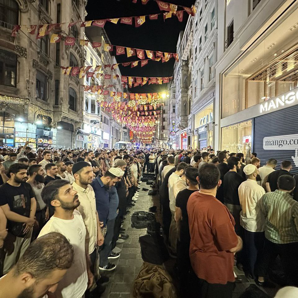 İstiklal caddesindeki bu görüntü malum zihniyete ne koymuştur. #lemandergisikapatılsın