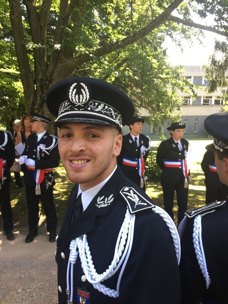 Il y a 7 ans, je devenais commissaire de police, patron comme on dit chez nous 😉.

Gamin de cité, élevé seul par ma mère, j’en ai tant rêvé 🇫🇷.
Par le travail, l’effort et le mérite, la République m’a fait confiance 🫡.

Gardien de la Paix à 18 ans, Officier, puis Commissaire :