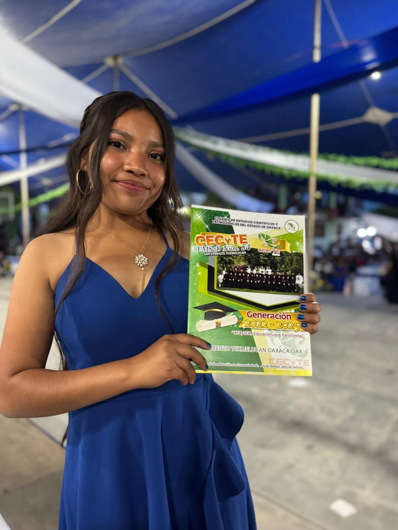 🎓✨ ¡Felicidades, Emma!
Celebramos tu graduación y todo tu esfuerzo constante. Eres ejemplo de dedicación y sueños que se cumplen. 
🌟💜 ¡Enhorabuena por este gran logro!