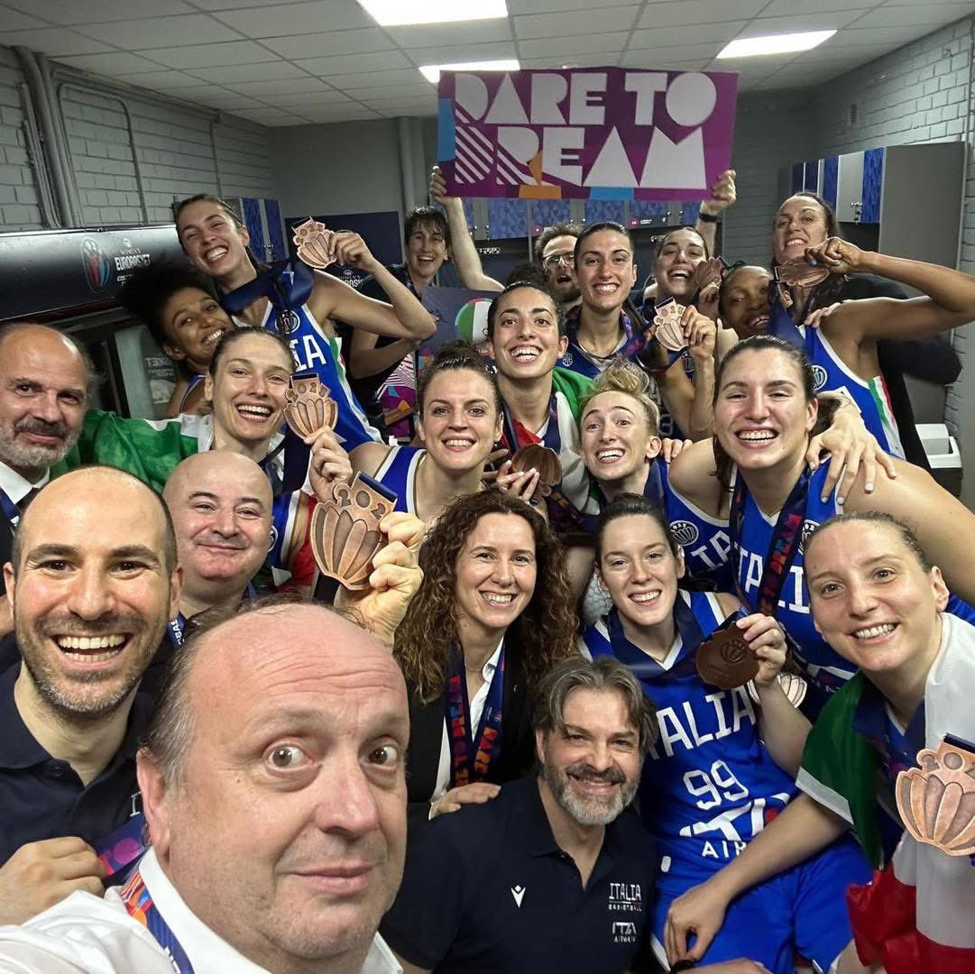 Non potevano fare foto più bella per celebrare la medaglia di Atene. Bravissime ragazze del basket italiano