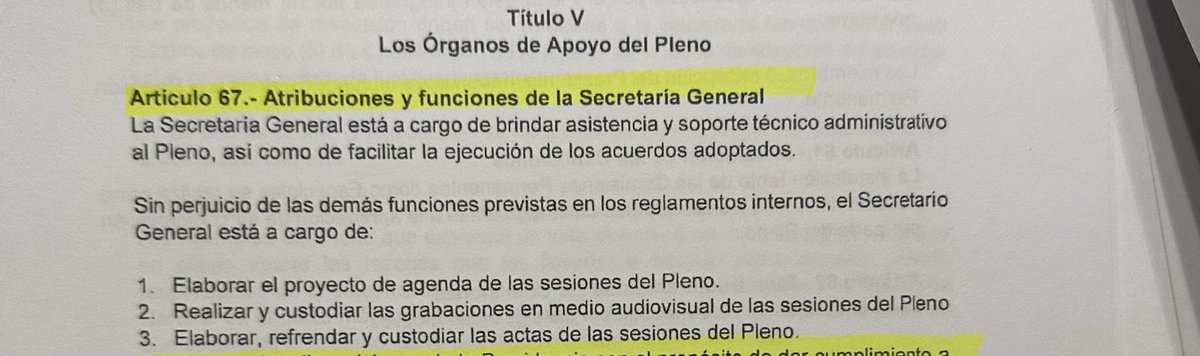 lucianolopez27's tweet photo. #OjoAlDato #MuyGrave #NoticiaCriminis
De comprobarse lo que revela @PanoramaPTV , aquí estaría la prueba palmaria de la irregularidad de la sesión plenaria de la @JNJPeru del 9 de junio:

1. La Dra Giovanna Díaz, Secretaria General de la JNJ el día de la sesión del 9 de junio, debía elaborar, refrendar y custodiar el acta de esa sesión. ¿Por qué? Así lo obliga el inciso 3 del art 67 del Reglamento del Pleno de la JNJ (ver foto☝🏻👇🏻). Por eso, además, debía firmar el acta (ver art 45 del mismo Reglamento☝🏻👇🏻)

2. La Dra Díaz renunció el día 16 de junio. Y ese mismo día, según el documento conseguido por @PanoramaPTV, dejó constancia que NO participó en la sesión del 9 de junio. El acta, entonces, no cuenta con su participación ni veeduría. 

3. La razón lógica (ratio legis) de las normas reglamentarias citadas es bastante evidente: el Secretario General debe participar en el desarrollo de la sesión del Pleno para servir de veedor. Por eso elabora el acta, la refrenda (firma) y custodia. De hecho impacta en la validez de dicha acta por infringir normas reglamentarias (art. 10.1 de la Ley del Procedimiento Administrativo General)

4. ¿Por qué se ha festinado ese trámite? ¿Por eso no se quería mostrar el acta ni exhibir el video?¿Qué delitos se derivan de esa irregularidad? Aquí nos pueden ayudar @azabacheCaC @eliaspuelles @rcpereirach