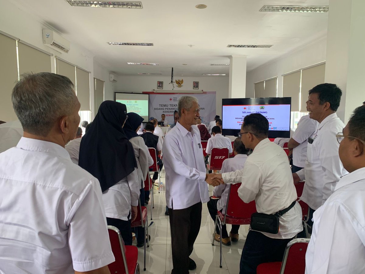 Ketua PMI Provinsi Jawa Tengah, Sarwa Pramana membuka Temu Teknis Tim Kerja Bidang Penanggulangan Bencana Kekeringan Tahun 2025 didampingi Ketua Bidang PB PMI Provinsi Jawa Tengah, Bergas C. Penanggungan di Markas PMI Provinsi Jawa Tengah pada Senin 30 Juni 2025 (30/6)