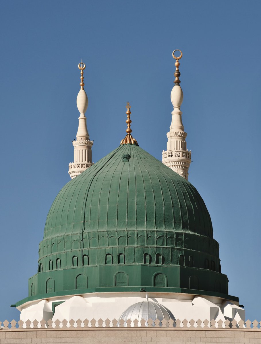 “Peygamber, mü’minlere kendi canlarından daha önce gelir.”

Ahzâb,6